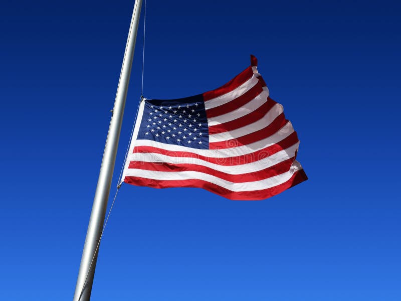 De Amerikaanse vlag wordt gevlogen bij half personeel