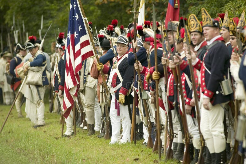 De Amerikaanse Weg van de de lijnovergave van Patriotmilitairen bij de 225ste Verjaardag van de Overwinning in Yorktown, het weer stock foto De Amerikaanse Weg van de de lijnovergave van Patriotmilitairen bij de 225ste Verjaardag van de Overwinning in Yorktown, het weer stock foto