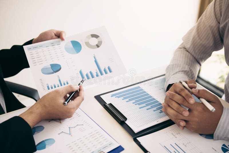 De analysestrategie van twee bedrijfsvennootschapmedewerkers en het gesturing met het bespreken van een van het financi?le planni royalty-vrije stock fotografie De analysestrategie van twee bedrijfsvennootschapmedewerkers en het gesturing met het bespreken van een van het financi?le planni royalty-vrije stock fotografie