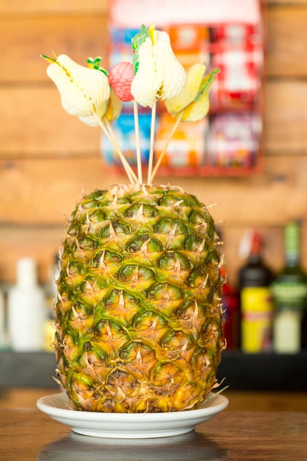 De ananas klaar te zijn cutted royalty-vrije stock foto De ananas klaar te zijn cutted royalty-vrije stock foto