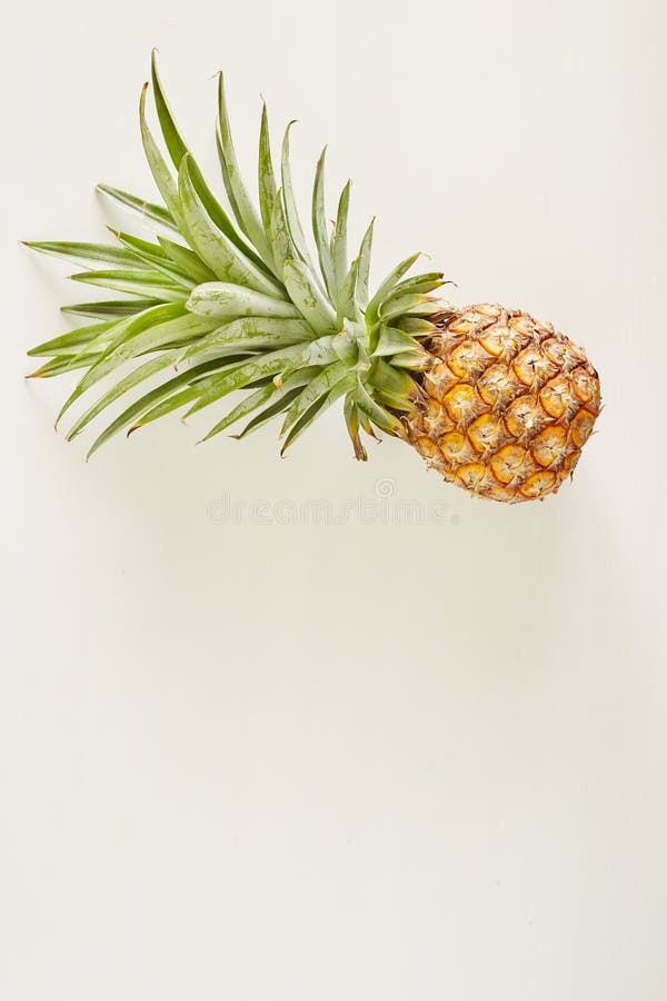 De Ananas wit hout van het de zomerconcept stock afbeelding