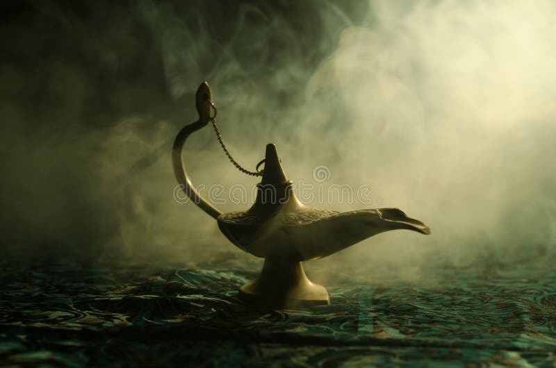 De antieke van het de nachtengenie van Aladdin Arabische lamp van de de stijlolie met zachte lichte witte rook, Donkere achtergro stock foto De antieke van het de nachtengenie van Aladdin Arabische lamp van de de stijlolie met zachte lichte witte rook, Donkere achtergro stock foto