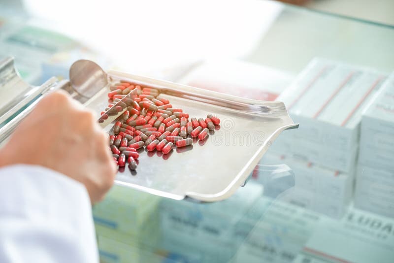 De apothekers controleren bij drogisterij royalty-vrije stock fotografie De apothekers controleren bij drogisterij royalty-vrije stock fotografie