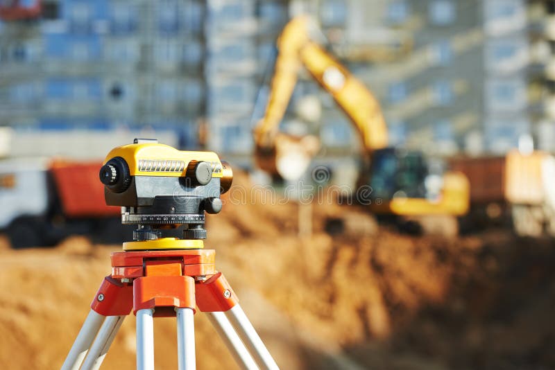 De apparatuur van de landmeter theodolie in openlucht royalty-vrije stock afbeelding De apparatuur van de landmeter theodolie in openlucht royalty-vrije stock afbeelding