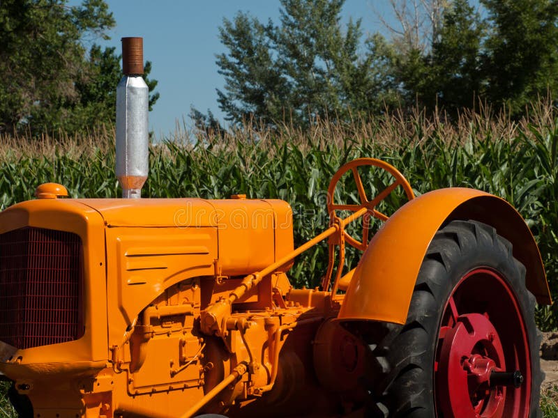 Het Autokerkhof Van De Tractor Bij Schemer Stock Afbeelding Image of