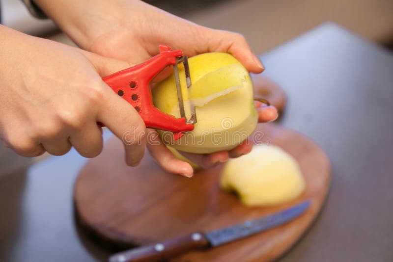 De appel van de handschil met schilmesje stock afbeelding De appel van de handschil met schilmesje stock afbeelding