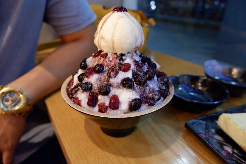 De aptitretande blandningbären Seoul Bingsu arkivfoton De aptitretande blandningbären Seoul Bingsu arkivfoton