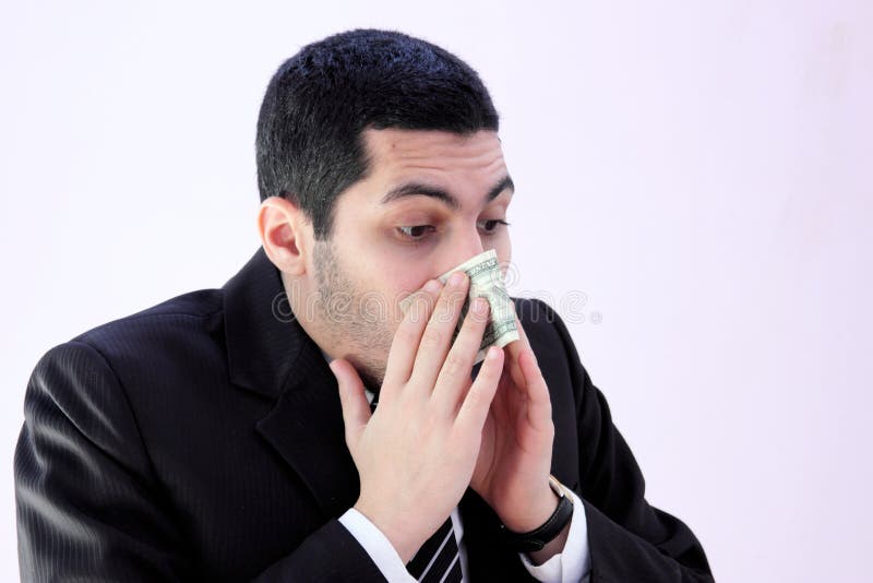 De Arabische bedrijfsmens heeft allergie en het niezen in geld stock fotografie De Arabische bedrijfsmens heeft allergie en het niezen in geld stock fotografie