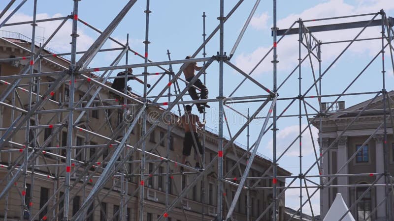 De arbeiders bouwen straatstadium voor de zomergebeurtenis bouw Het mensenwerk Zonnige dag