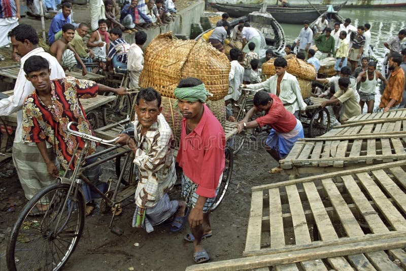 De arbeiders maken boten in bezige haven Dhaka leeg stock fotografie De arbeiders maken boten in bezige haven Dhaka leeg stock fotografie
