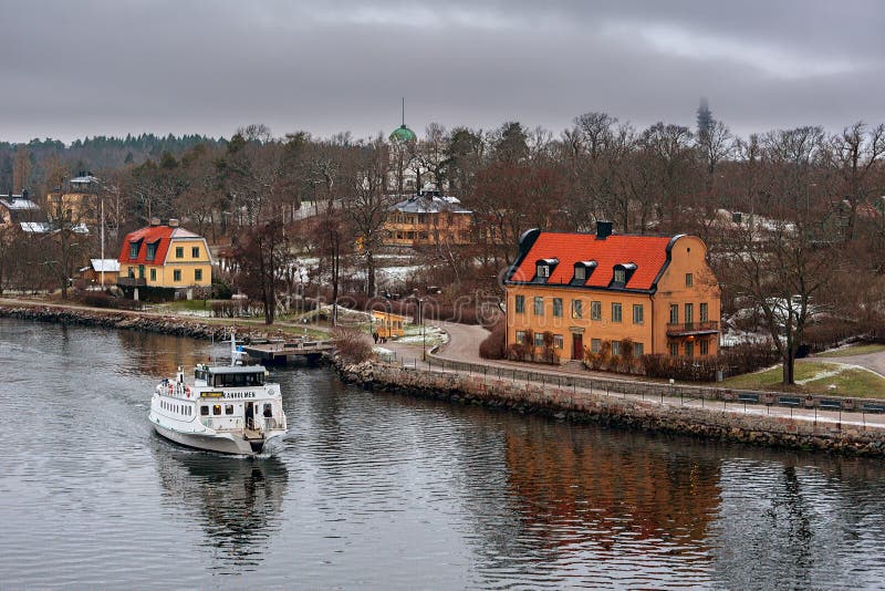 De archipel van Stockholm bij de winter Veerbootverbinding in haven van klein eiland royalty-vrije stock afbeelding De archipel van Stockholm bij de winter Veerbootverbinding in haven van klein eiland royalty-vrije stock afbeelding