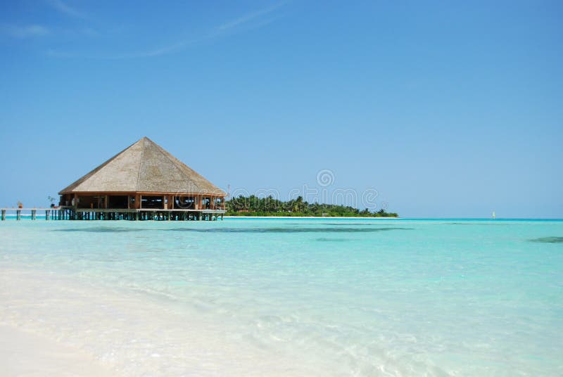 De architectuur en het strand van de bungalow in de Maldiven
