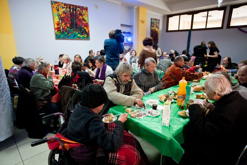De armen hebben lunch bij het diner van de Kerstmisliefdadigheid voor de daklozen stock foto's De armen hebben lunch bij het diner van de Kerstmisliefdadigheid voor de daklozen stock foto's