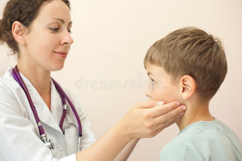 De arts controleert weinig jongenslymfeknopen