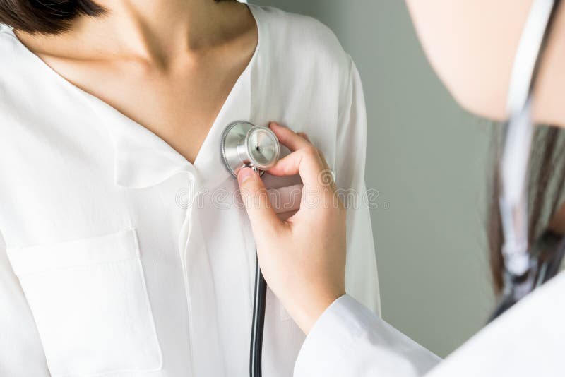 De arts gebruikt een stethoscoop voor patiënten geduldig onderzoek Om het harttarief, voor patiënten met hartkwaal te horen