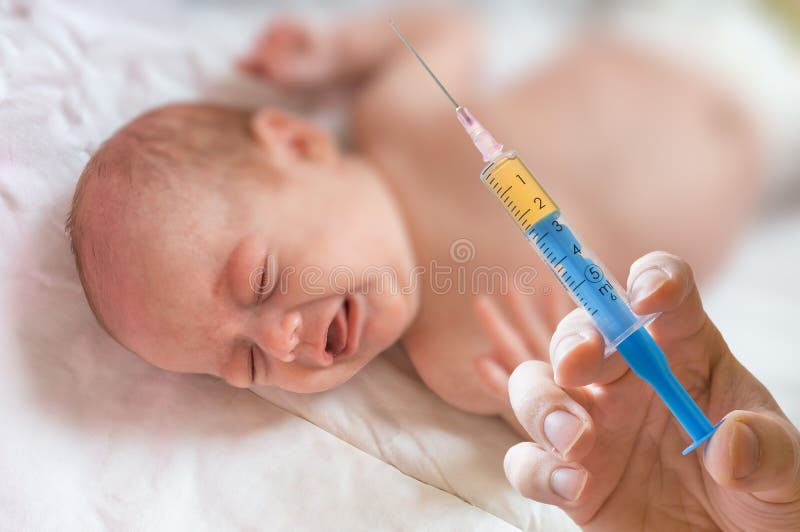 De arts houdt spuit om zieke baby met injectie in te enten