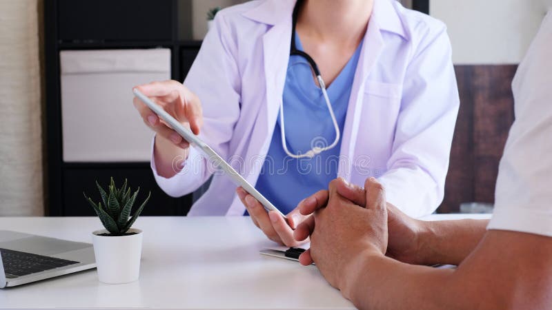 De arts licht de patiënt in de medische kliniek of het ziekenhuis toe gezondheidszorg en welzijn De arts licht de patiënt in de medische kliniek of het ziekenhuis toe gezondheidszorg en welzijn
