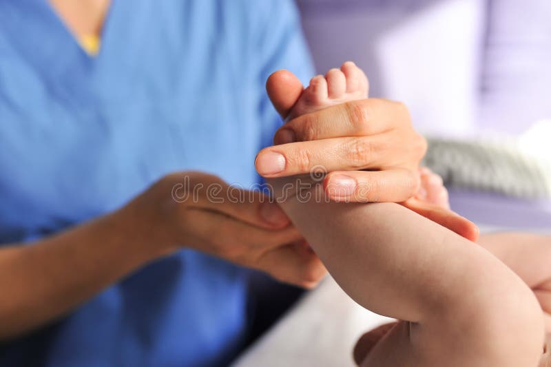 De arts maakt de kleine massage van het babyjonge geitje gezond royalty-vrije stock afbeelding De arts maakt de kleine massage van het babyjonge geitje gezond royalty-vrije stock afbeelding
