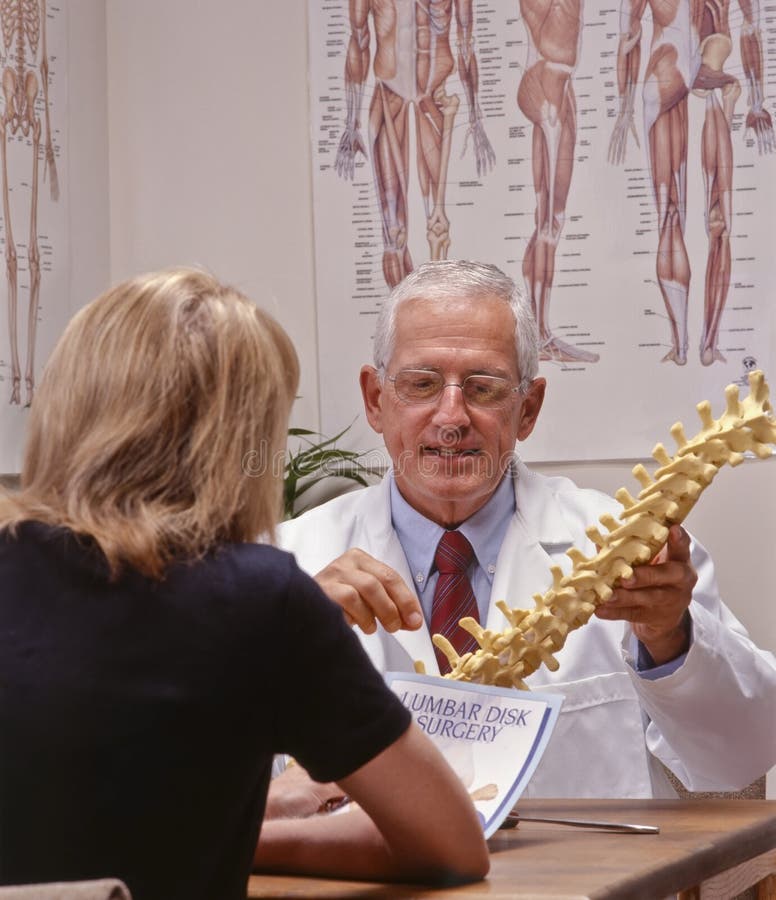 De arts van de chiropraktijk stock afbeeldingen De arts van de chiropraktijk stock afbeeldingen