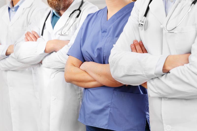 De artsen en de verpleegsters in gezondheidszorgteam met wapens kruisten op een rij in het ziekenhuis stock foto's De artsen en de verpleegsters in gezondheidszorgteam met wapens kruisten op een rij in het ziekenhuis stock foto's