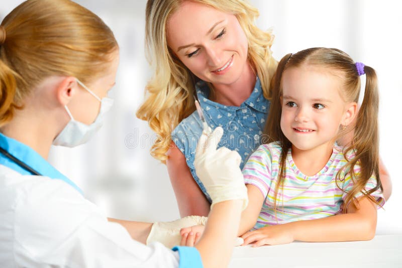 De artsenpediater maakt kindinenting royalty-vrije stock afbeeldingen De artsenpediater maakt kindinenting royalty-vrije stock afbeeldingen