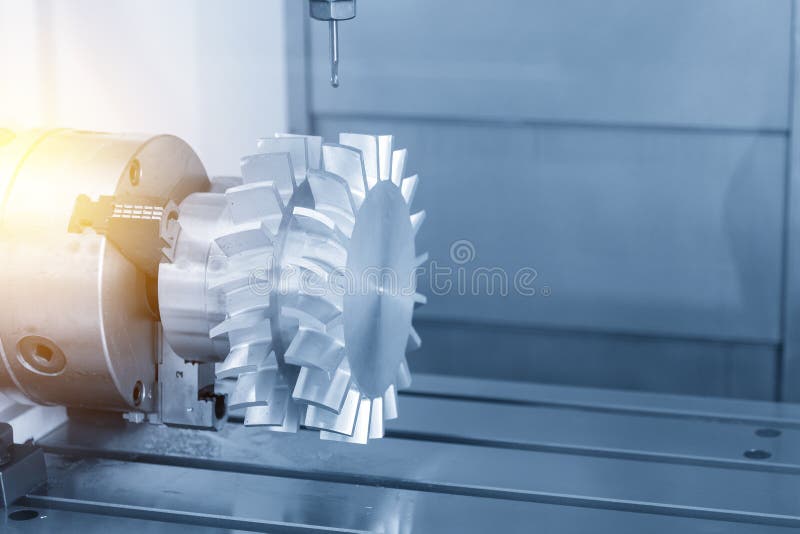 De 5-assige CNC-freesmachine snijdt het turbineblad royalty-vrije stock afbeelding