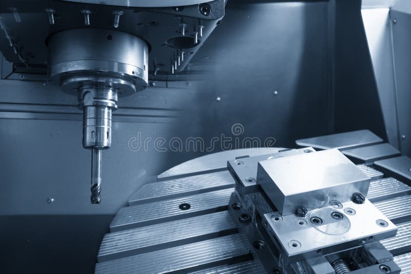 De 5-assige CNC-freesmachine met de massieve radiusfrees stock afbeelding