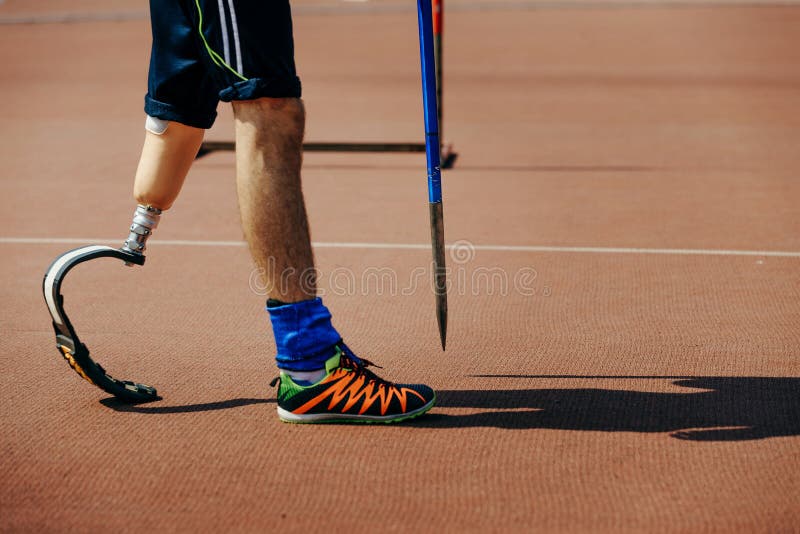 De atleet met het beenspeer van het lidmaatverlies werpt royalty-vrije stock foto De atleet met het beenspeer van het lidmaatverlies werpt royalty-vrije stock foto