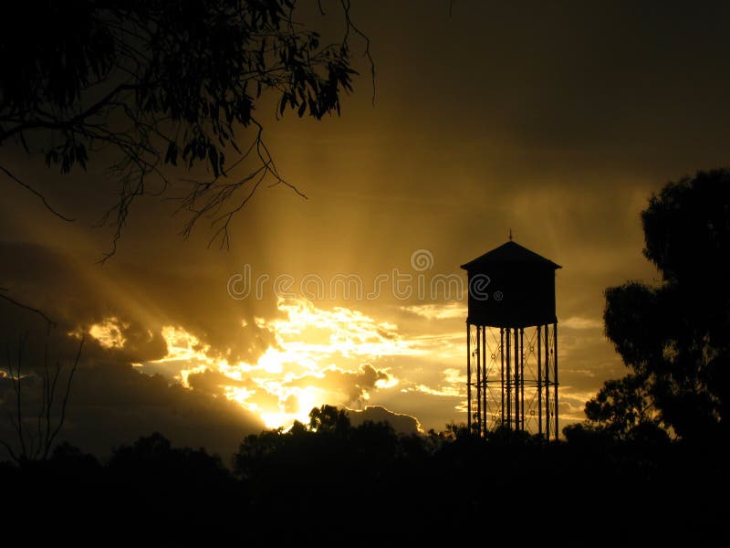 De Australische Zonsondergang van de Toren van het Water van het Binnenland stock foto De Australische Zonsondergang van de Toren van het Water van het Binnenland stock foto