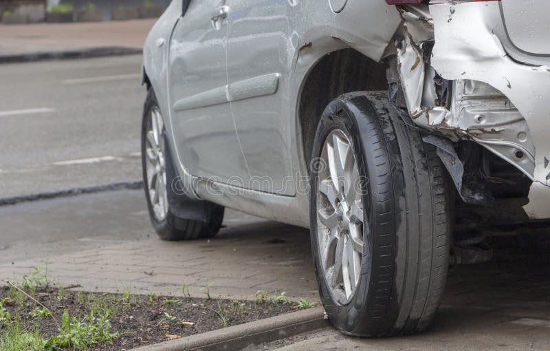 De auto heeft achterdiebumper gedeukt na ongeval wordt beschadigd stock foto's De auto heeft achterdiebumper gedeukt na ongeval wordt beschadigd stock foto's