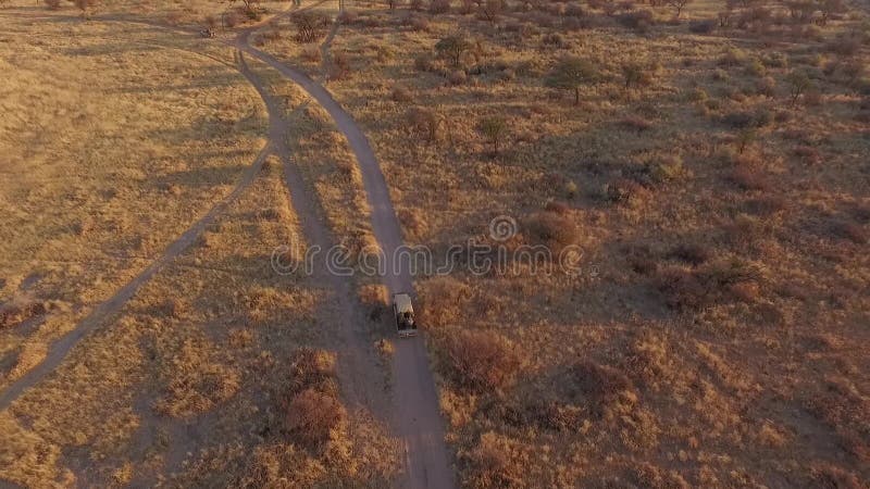 De auto met de jagersritten in de savanne