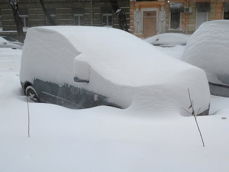 De auto onder sneeuw, de natuurrampenwinter, blizzard, zware sneeuw verlamde de stad, instorting De sneeuw behandelde de cycloon stock fotografie De auto onder sneeuw, de natuurrampenwinter, blizzard, zware sneeuw verlamde de stad, instorting De sneeuw behandelde de cycloon stock fotografie