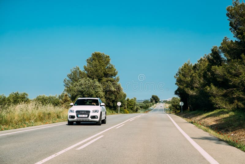 De Auto van Audi Q5 8R van Witte Kleurenaandrijving in Spaanse Landweg royalty-vrije stock afbeelding De Auto van Audi Q5 8R van Witte Kleurenaandrijving in Spaanse Landweg royalty-vrije stock afbeelding