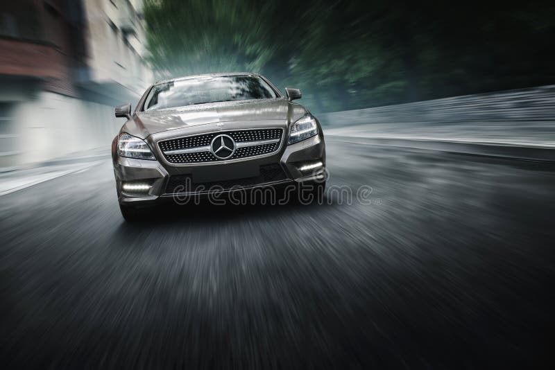 De auto van Mercedes-Benz CLS 500 4MATIC is aandrijving dichtbij bureaugebouwen in Moskou royalty-vrije stock fotografie De auto van Mercedes-Benz CLS 500 4MATIC is aandrijving dichtbij bureaugebouwen in Moskou royalty-vrije stock fotografie