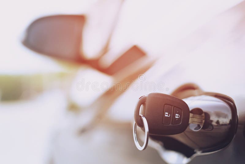 De autosleutels gingen in een slot weg in de deur of vergeten de sleutel in de auto, stock afbeelding De autosleutels gingen in een slot weg in de deur of vergeten de sleutel in de auto, stock afbeelding