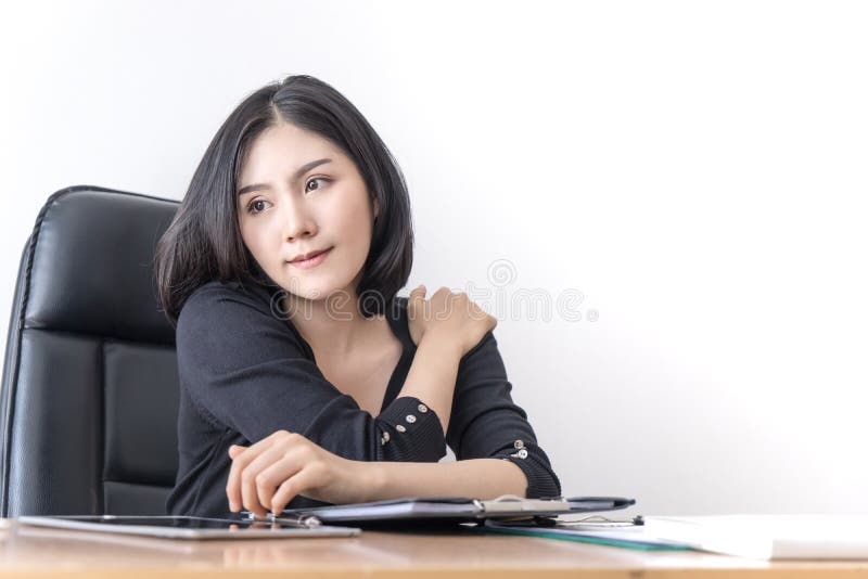 De Aziatische arbeider van de bureauvrouw rekt zich in bureau uit stock afbeeldingen De Aziatische arbeider van de bureauvrouw rekt zich in bureau uit stock afbeeldingen