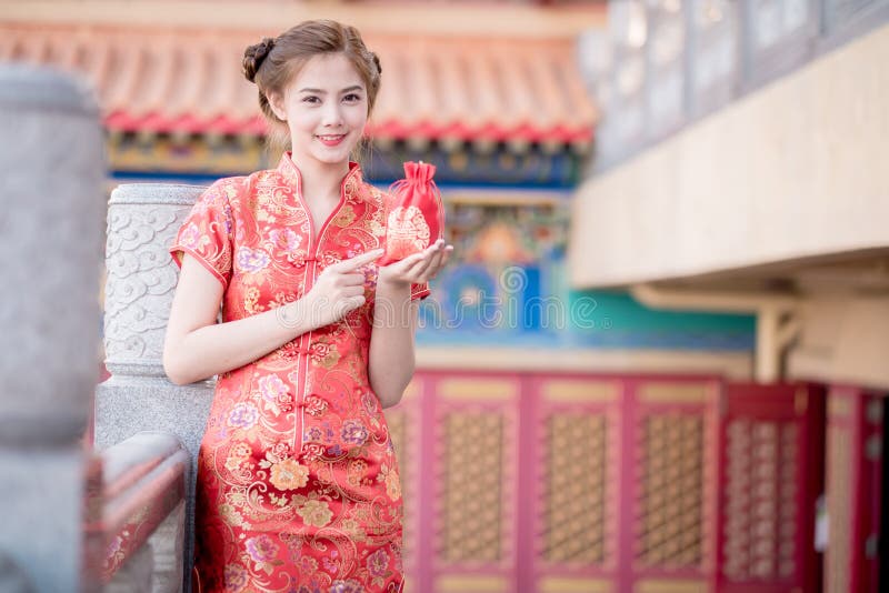 De Aziatische Chinese vrouw in de Traditionele Chinese Zak van de greepgift royalty-vrije stock fotografie De Aziatische Chinese vrouw in de Traditionele Chinese Zak van de greepgift royalty-vrije stock fotografie
