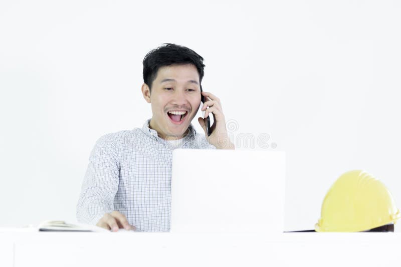 De Aziatische die zitting van de het salarismens van de werknemersingenieur bij bureau en het spreken met telefoon, op witte acht royalty-vrije stock foto De Aziatische die zitting van de het salarismens van de werknemersingenieur bij bureau en het spreken met telefoon, op witte acht royalty-vrije stock foto