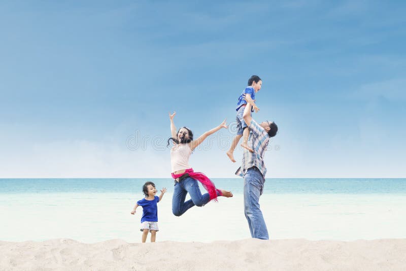 De Aziatische familie geniet van tijd bij strand royalty-vrije stock fotografie De Aziatische familie geniet van tijd bij strand royalty-vrije stock fotografie