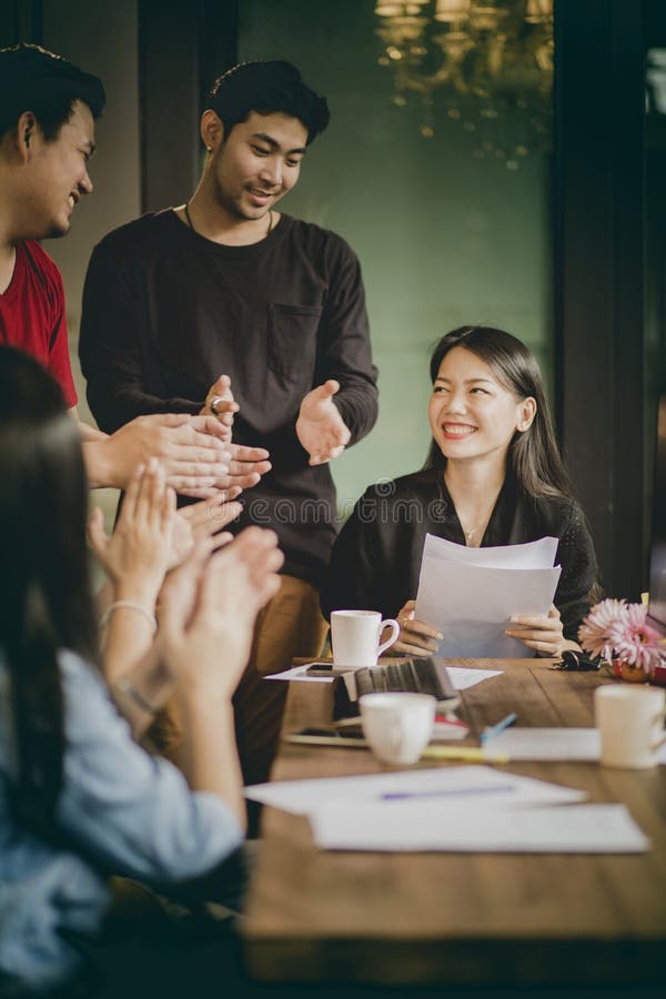 De Aziatische freelance vergadering van het teamproject succesvol in huisbureau royalty-vrije stock fotografie De Aziatische freelance vergadering van het teamproject succesvol in huisbureau royalty-vrije stock fotografie