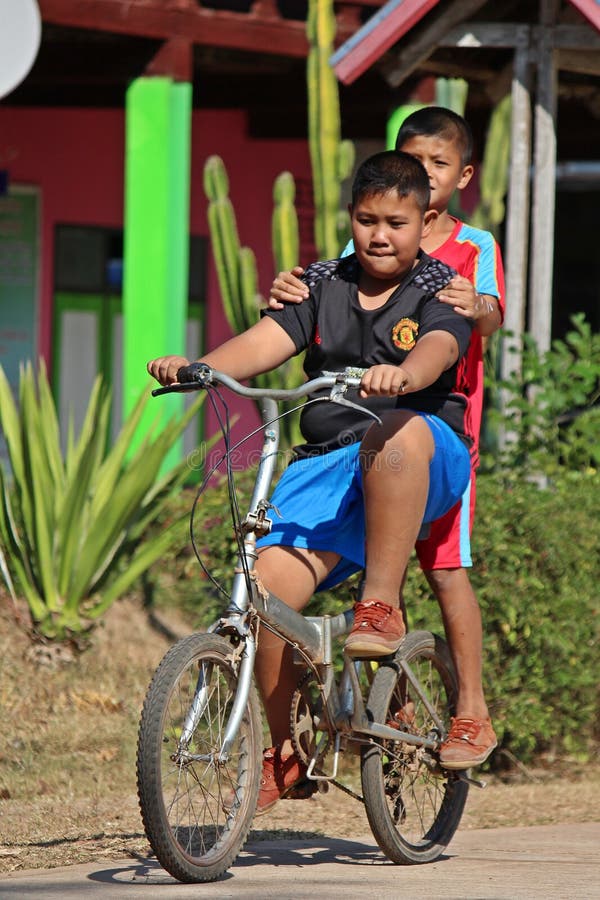 De Aziatische kinderen berijden fiets royalty-vrije stock afbeeldingen De Aziatische kinderen berijden fiets royalty-vrije stock afbeeldingen