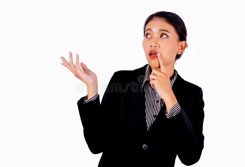 De Aziatische mooie bedrijfsvrouw handelt door opgehaald stelt op witte achtergrond en ook kijkt aan haar rechterkant toont nieuw stock foto De Aziatische mooie bedrijfsvrouw handelt door opgehaald stelt op witte achtergrond en ook kijkt aan haar rechterkant toont nieuw stock foto