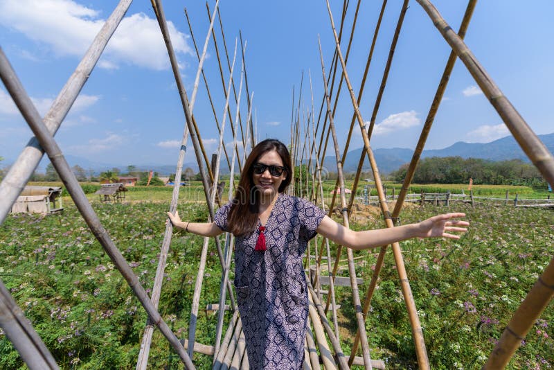 De Aziatische mooie vrouw heeft het ontspannen en geluk met vakantie in Nan-provincie, Thailand royalty-vrije stock afbeeldingen De Aziatische mooie vrouw heeft het ontspannen en geluk met vakantie in Nan-provincie, Thailand royalty-vrije stock afbeeldingen