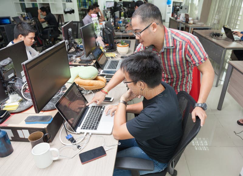 De Aziatische Ontwikkelaars Team Sitting At Desk van de Collega'ssoftware