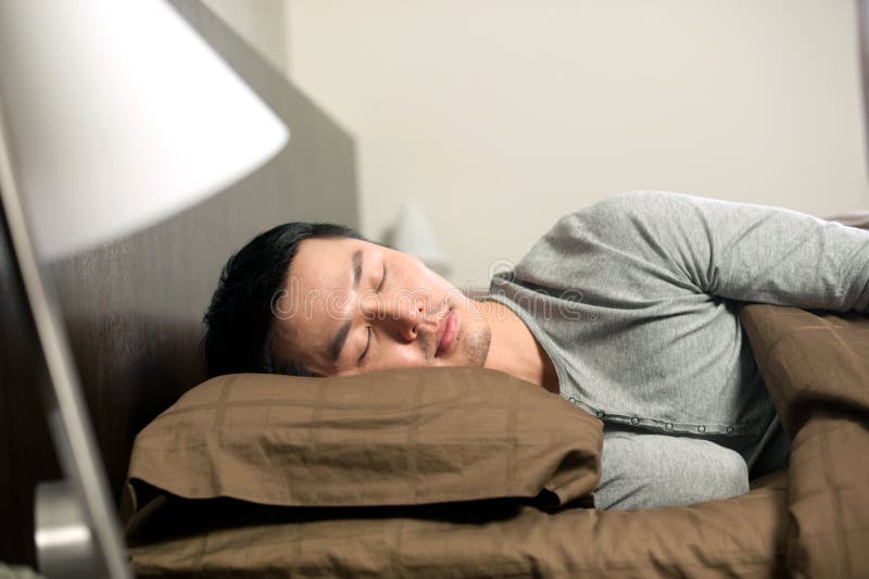 De Aziatische slaap van de Mens stock afbeeldingen De Aziatische slaap van de Mens stock afbeeldingen