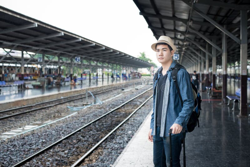 De Aziatische trein van het jonge mensenwachten bij post stock fotografie De Aziatische trein van het jonge mensenwachten bij post stock fotografie