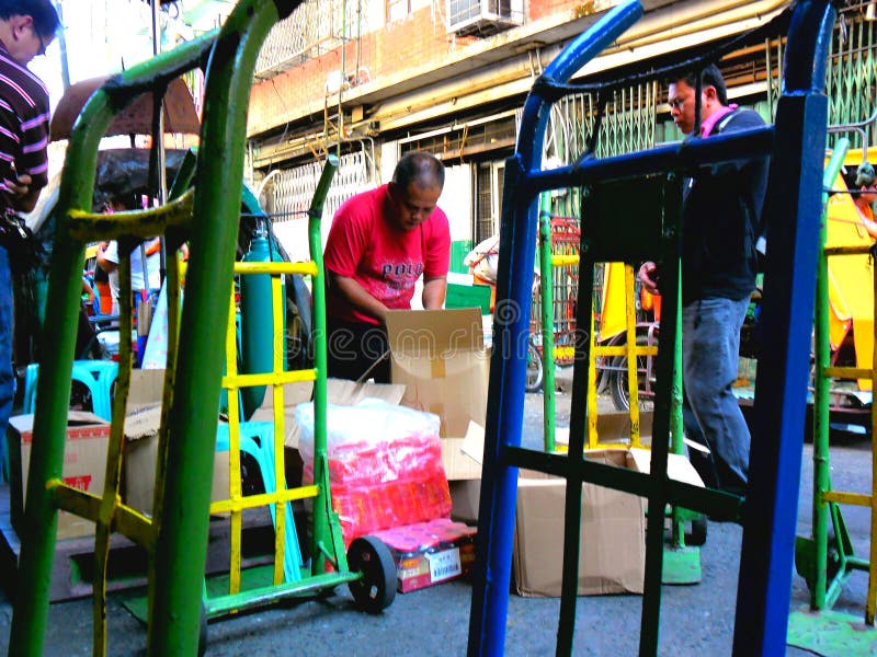 De Aziatische zakenlieden of de handelaars behandelen hun koopwaar in quiapo, Manilla, Filippijnen in Azië stock foto De Aziatische zakenlieden of de handelaars behandelen hun koopwaar in quiapo, Manilla, Filippijnen in Azië stock foto