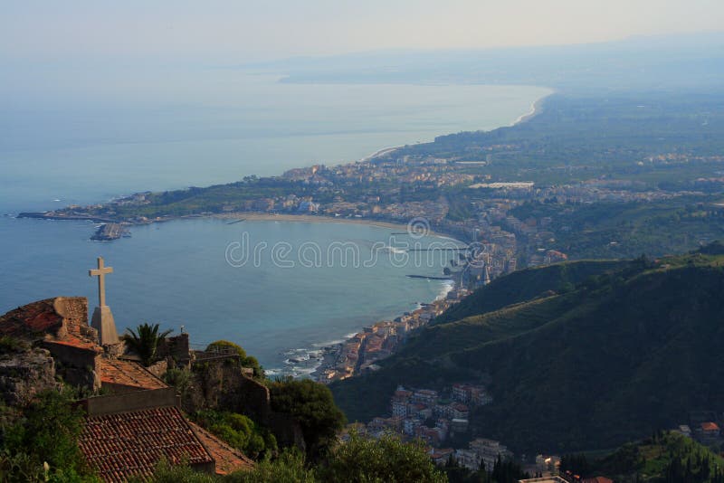 De baai van Taormina (Sicilië) royalty-vrije stock foto De baai van Taormina (Sicilië) royalty-vrije stock foto