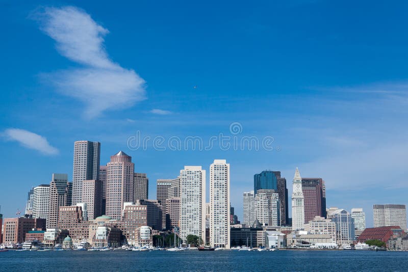De Baaihorizon van Boston met grote blauwe Hemel stock fotografie De Baaihorizon van Boston met grote blauwe Hemel stock fotografie