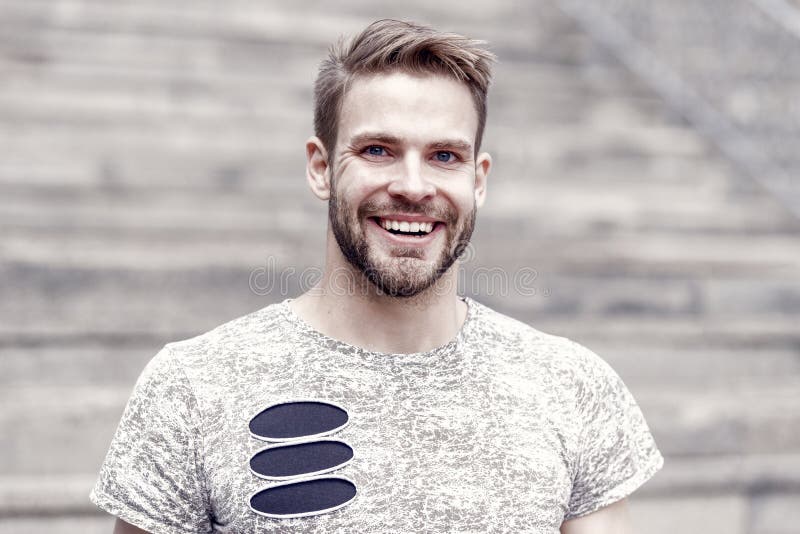 De baard verdeelt de jongen van de man Knappe mens met sexy glimlach op ongeschoren gezicht en modieus blond haar gelukkig stock fotografie De baard verdeelt de jongen van de man Knappe mens met sexy glimlach op ongeschoren gezicht en modieus blond haar gelukkig stock fotografie